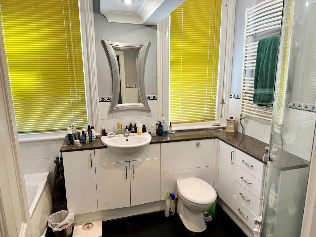 Lot: 24 - FOUR-BEDROOM MAISONETTE - Bathroom